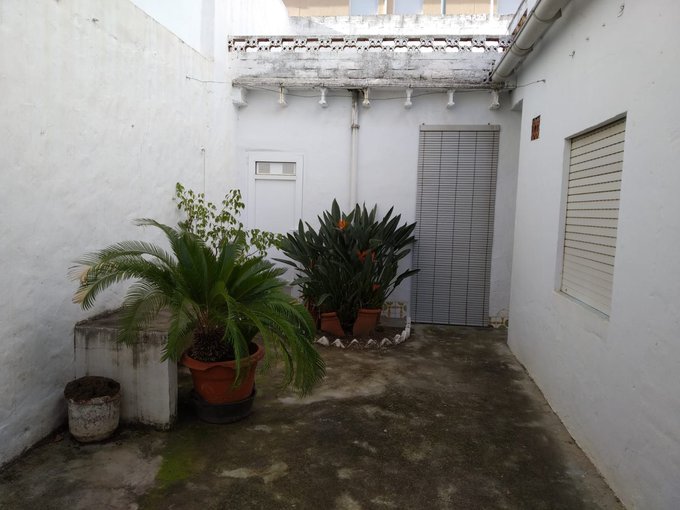 Vivienda con patio interior y fachada a dos calles.