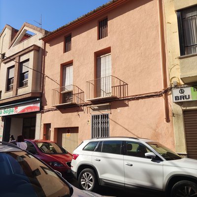 Vivienda en el centro del puenlo con posibilidad de negocio en planta baja.