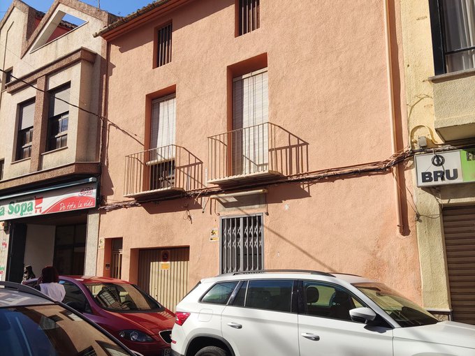 Vivienda en el centro del puenlo con posibilidad de negocio en planta baja.