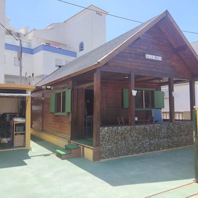 Vivienda de madera a 80 ml del agua de la playa de les Deveses.