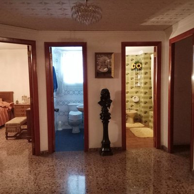 Piso de 4 habitaciones en el centro de la población.